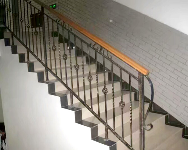 樓梯扶手黑色
